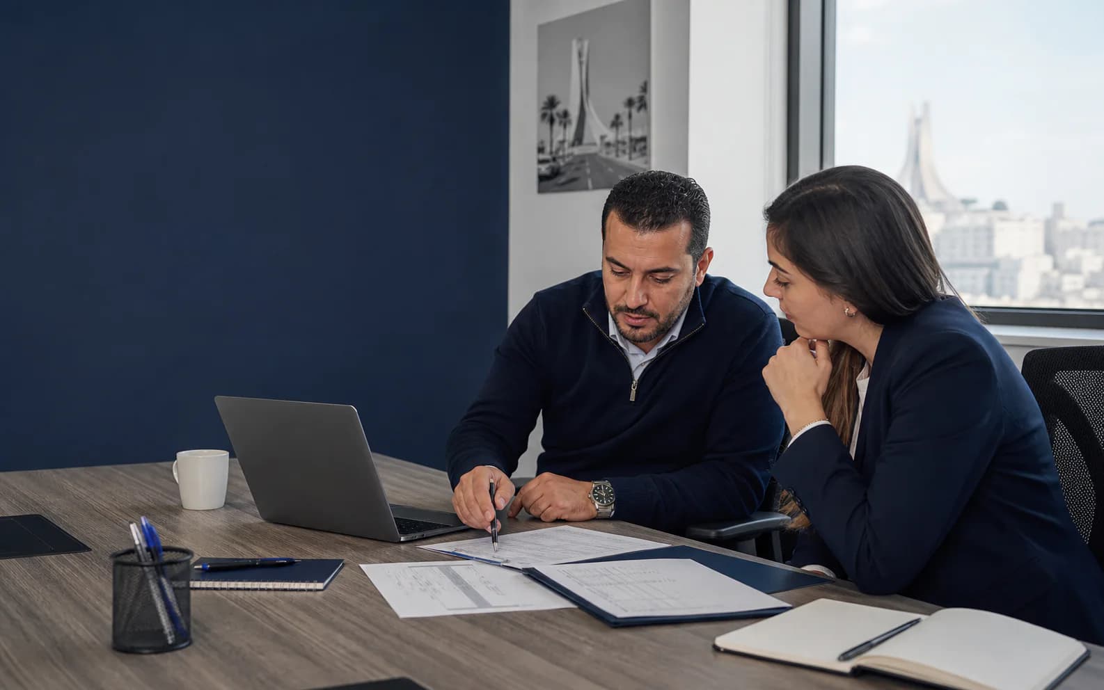 Équipe commerciale examinant ensemble un dossier de qualification B2B