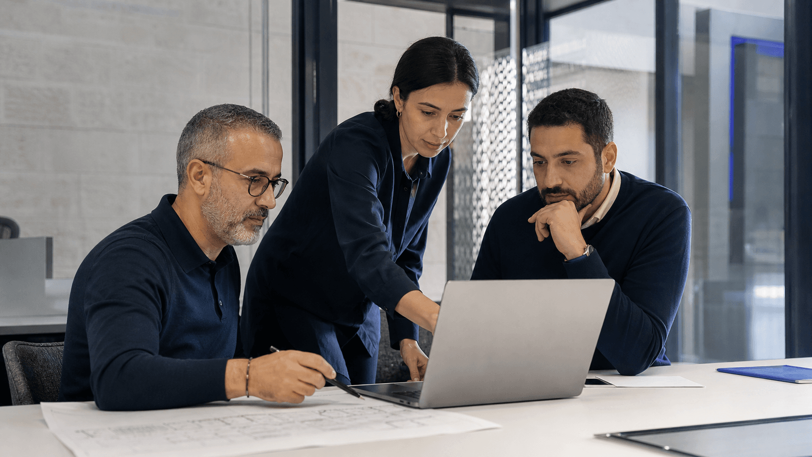Équipe d’ingénierie examinant une architecture logicielle et ses intégrations